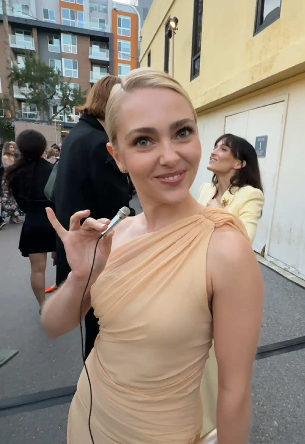 Anna Sophia Robb and her American Girl doll sized mic. #FTUS #AnnaSophiaRobb 