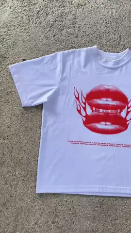 White Lips T shirts Subrang kapal nang tela for 200+ lang👌