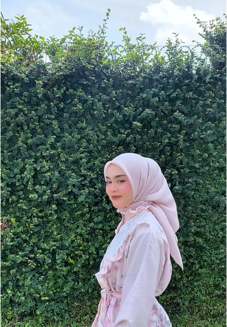 BUNDA-BUNDAAA~ Jangan lupa JOIN LIVE kita yaa! Setiap live tuh selalu ada yang beda dan pastinya makin seruuu~   Mulai dari fashion kece, harga spesial, give away dadakan, sampe vibes yang selalu bikin betah nonton sampe akhir!   Live bareng kita itu bukan cuma belanja, tapi juga tempat curhat, ketawa-ketiwi, dan cari inspirasi gaya biar tetep tampil kece setiap hari!   Dan jangan lupa… yang paling cepet check out bisa dapet bonus spesial juga lho~   Siapin cemilan, siapin dompet, dan siapin mood yang happy! Yuk ramaikan live bareng tim kece dari Hi Rembulan #JoinLiveHiRembulan #BundaBelanjaCeria #LiveShoppingSeru #FashionBunda #PasukanTehMbul #BelanjaSambilNgobrol 