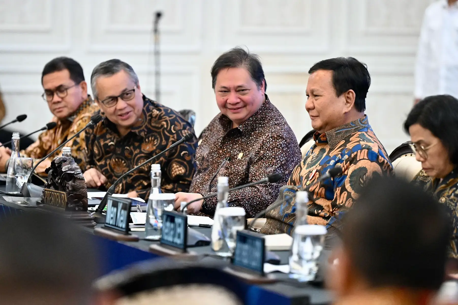 Presiden Prabowo Subianto menegaskan pentingnya kemandirian ekonomi nasional di tengah situasi global yang penuh ketidakpastian. Hal tersebut disampaikan Kepala Negara saat membuka acara Sarasehan Ekonomi yang digelar di Menara Mandiri, Jakarta, pada Selasa, 8 April 2025.   Pada sesi dialog, Kepala Negara menginstruksikan kepada seluruh jajaran pemerintahan untuk melakukan kebijakan deregulasi strategis untuk memperkuat daya saing, di antaranya:    1. PENGHAPUSAN KUOTA IMPOR     Penghapusan kuota impor yang dapat menghambat kelancaran perdagangan diterapkan terutama terhadap komoditas yang menyangkut hajat hidup orang banyak.    Kebijakan ini merupakan bagian dari upaya strategis pemerintah untuk merampingkan birokrasi serta memberikan kemudahan bagi para pelaku usaha.    2. PENGHAPUSAN PERATURAN TEKNIS (PERTEK) DAN HARUS SEIZIN PRESIDEN   Pertek yang dikeluarkan oleh Kementerian terkait dihapuskan, dan regulasi di lapangan cukup dengan Keputusan Presiden.    Kemudian, Pertek yang dikeluarkan oleh Kementerian harus seizin Presiden Republik Indonesia, sebagai langkah perampingan dan efisiensi birokrasi dan regulasi di lapangan.   3. TINGKAT KOMPONEN DALAM NEGERI (TKDN)  DIUBAH DARI WAJIB JADI INSENTIF   TKDN harus dibuat dengan fleksibel, realistis, dan tidak membebani industri dalam negeri guna menjaga daya saing industri Tanah Air di pasar global.  -- TIW -- #CatatanSeskab