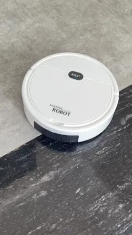 Robot hút bụi tiện lợi lắm luôn mấy chị em nội trợ ơi! Bật lên rồi để đó là em nó hoạt động hết công suất thay mình luôn í #robot #robothutbui #robotlaunha #robothutbuilaunhathongminh 