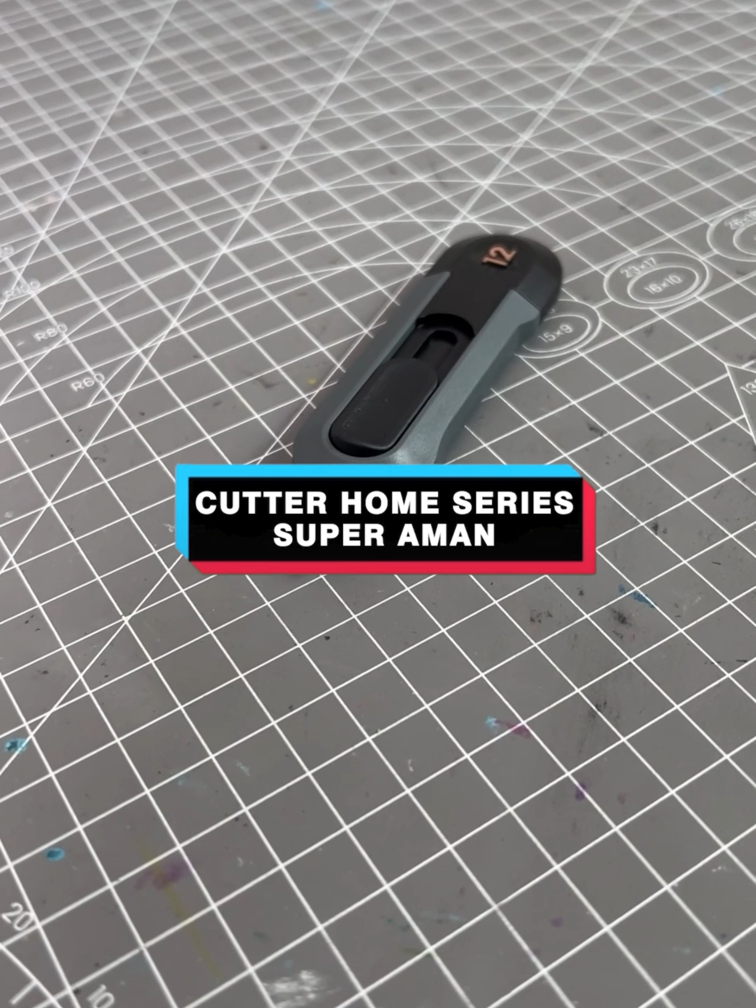 Cutter aman deli home series!!! tangan nyaman dan super tajam!! yuk Checkout sekarang Dikeranjang video !!! #delitools #cutter #cuttermini #holiday