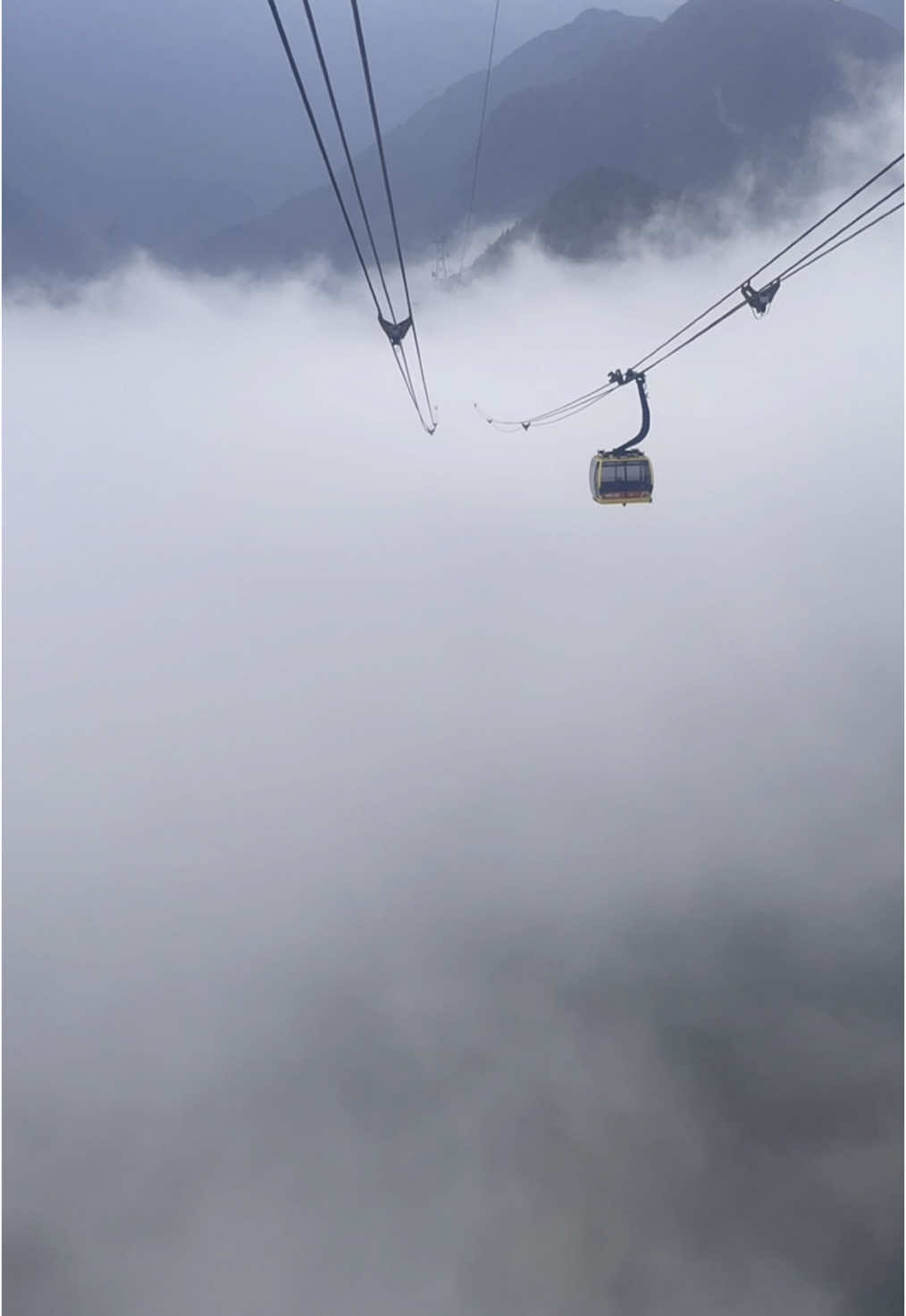 Bay qua những tầng mây..! Sapa tháng 4 vẫn có mây quý vị ạ… Đinh Nội Đại lý vé fansipan..! #xuhuớng #fansipan #bancatcat #dulichsapa 