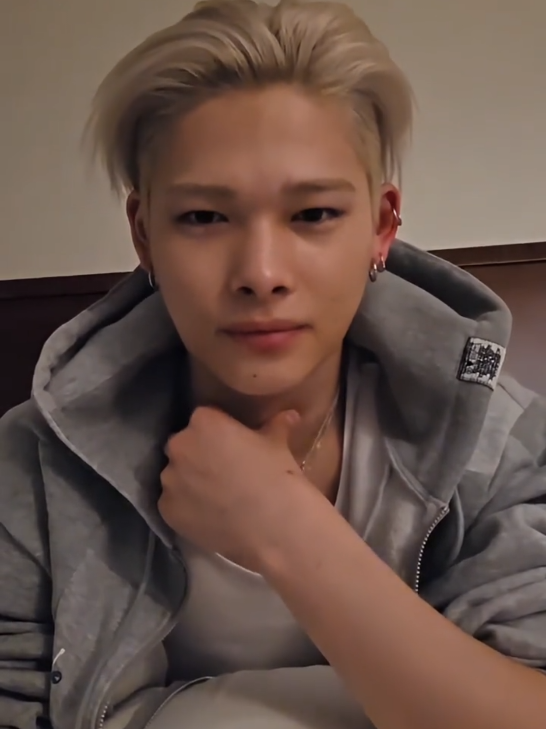 WeverseLive カッコイイー😭💖ヴィジュ最高💖音声がハウってNI-KI何言ってるかわからないけどとにかくカッコイイから上げます❣️ めちゃくちゃホワイトゴールドヘアー似合っててオールバックもヤバイ✨😭幸せいっぱい胸もいっぱい😭大好き♥️ #ENHYPEN #enhypen #Ni_Ki #ニキ #西村力 #니키 #weverselive #NI-KIのヘアースタイル