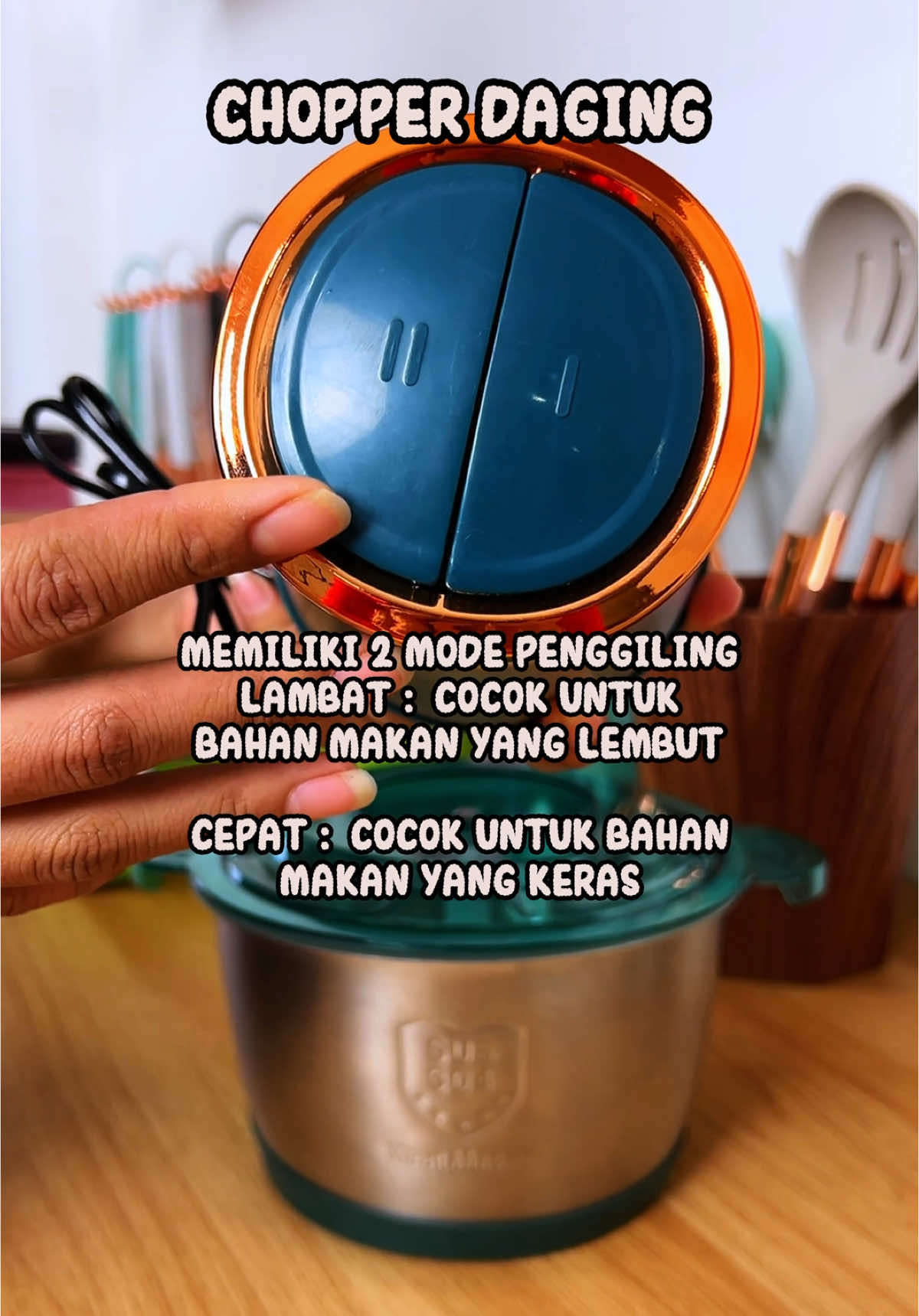 Udah mulai bikin bekal lagi ya Bund? Biar ceoet proses bumbunya, dicincang pakai chopper serbaguna ini aja yaa. Kuat buat kacang kacangan juga looh. CO di LIVE aku buat promo menarik lainnya yaa. #Chopper #chopperdaging #chopperestetik #rekomendasichopper #diskontiktokshop #racuntiktok #gratisongkir #perabotanrumahtangga #perabotandapur #peralatandapur #perabotandapur #fyppppppppppppppppppppppp #xyzbca #fyp #rekomendasikado 
