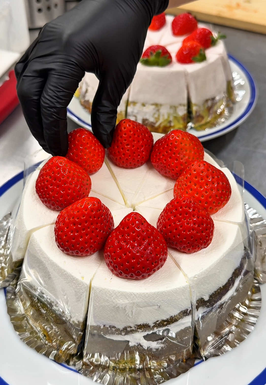 クリームたっぷりの抹茶チーズケーキと濃厚ガトーショコラ🍫 　 みんなはどっち食べたい？💭 　 📍福岡/薬院 【店名】cake and coffee YAKUIN STUDIO 【時間】11:00~17:00 【定休】月曜日 　 #福岡グルメ #japanesefood 