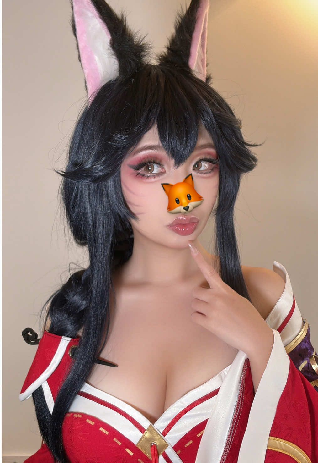 Your daily dose of Ahri🌸 . . . . #leagueoflegends #ahricosplay #cosplaytransformation #fyp 