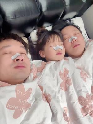 Ngủ ngay không ngáy chỉ sau 1 đêm!  Miếng dán mũi giảm ngáy hiệu quả 90%, giúp cả nhà ngủ ngon!