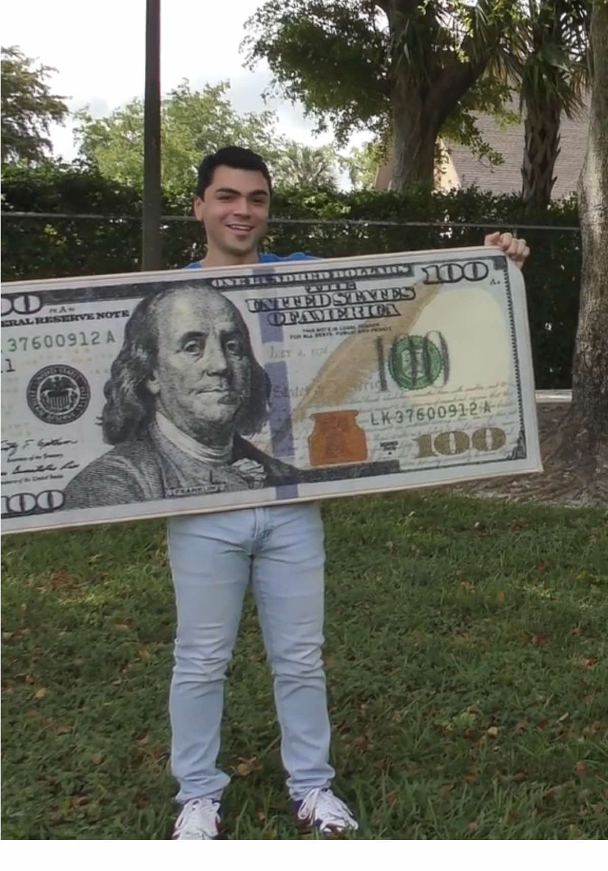 This is how I make a $100 bill float with Adam Irigoyen @adam.irigoyen who plays Deuce Martinez on Shake It Up on Disney Channel #deucemartinez #adamirigoyen #shakeitup #disneychannel#magic #visualeffect