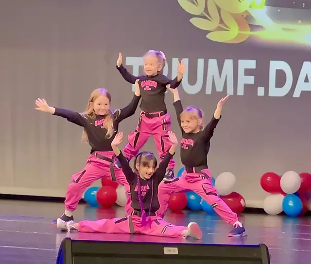 **🌟 SUPERBĂ PERFORMANȚĂ! 🌟**   Fetele noastre de la **grupă de street dance baby** au dat totul pe scenă și au uimit juriul cu energia, creativitatea și pasiunea lor! 🎉🔥   Cu multă muncă, dedicare și zâmbete pe față, au cucerit **locul 1** la concursul de dans, dovedind că sunt adevărate campioane! 💃🏆   Suntem **mândri** de ele și ii mulțumim antrenoarei pentru efortul depus! 👏   Felicitări, dansatoarelor noastre talentate! 🎊💖   **#StreetDanceChampions #Locul1 #DansEnergie #Mândrie #BabyDancers**   👉 Dacă vrei să vezi cum au strălucit pe scenă, lasă un comentariu sau un ❤️!