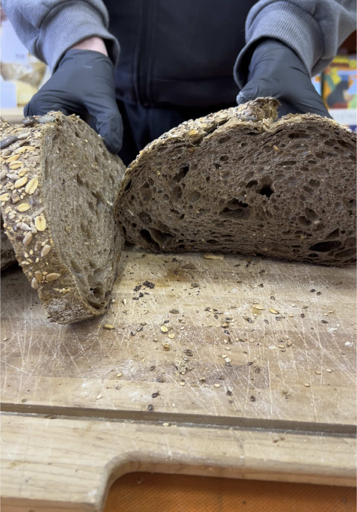 Il profumo del pane appena sfornato... 😍🍞 Oggi vi mostriamo il nostro pane ai multicereali, preparato con lievito madre per un gusto autentico e una crosta irresistibile! Ogni morso è un viaggio nei sapori naturali e genuini. Vieni a provarlo! 🌾🍞 #PaneFresco #Multicereali #LievitoMadre #CiboNaturale #FattoConAmore