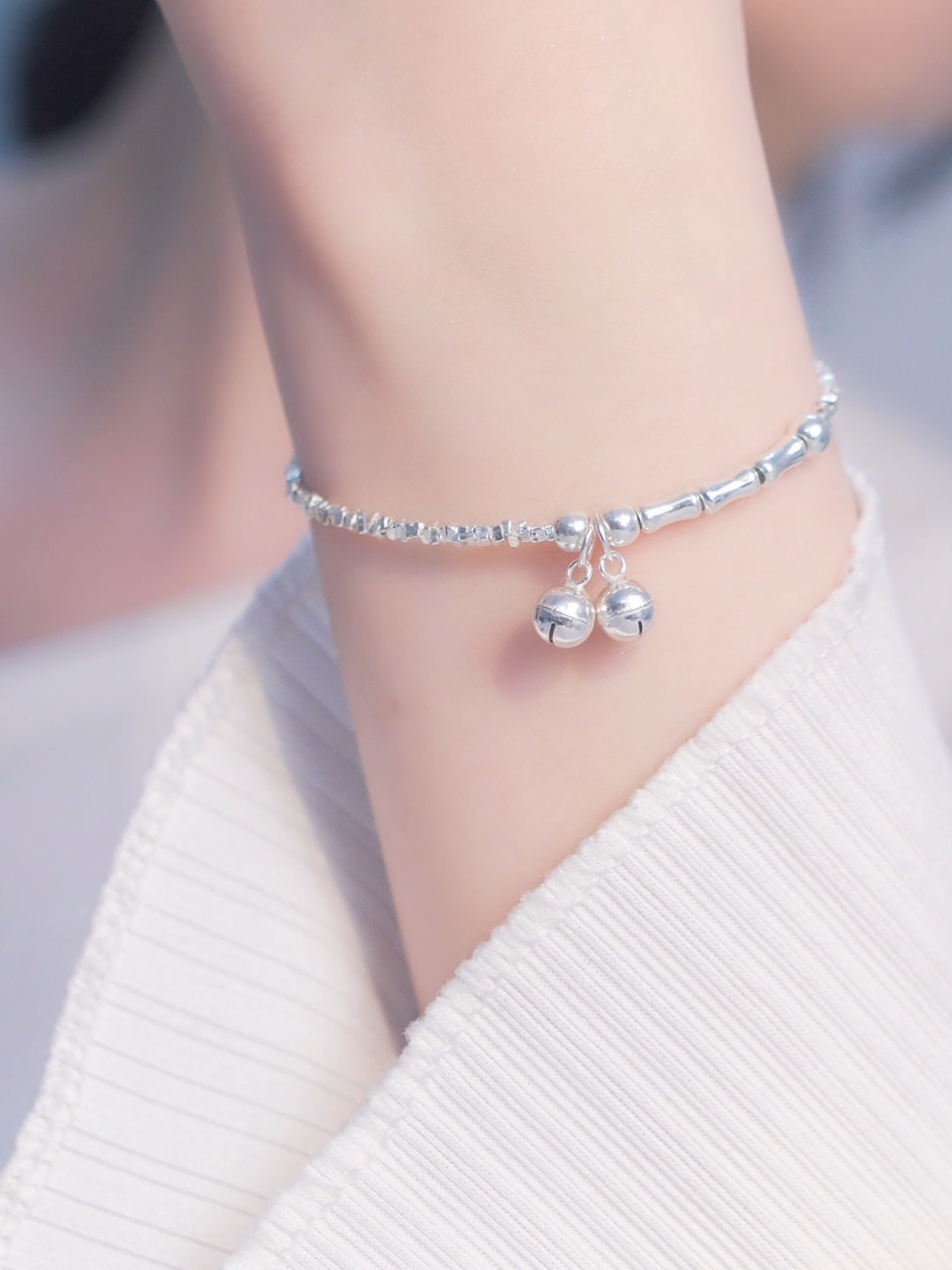 Từng chi tiết nhỏ là một điểm nhấn – TLEE gửi gắm trong chiếc lắc tay hạt bạc vỡ mix charm trúc và chuông này 💗✨#tleejewelry #lactaybactlee #daychuyenbactlee #nhanbactlee #khuyentaibactlee #lacchanbactlee #nhandoibactlee #trangsucbac