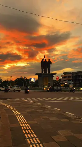 Sunset kota kupang #sunset #sunsetkotakupang❤️ #kupang #kupangtiktok #kupangntt #bundaranpukupang #monumentirosakupangntt 