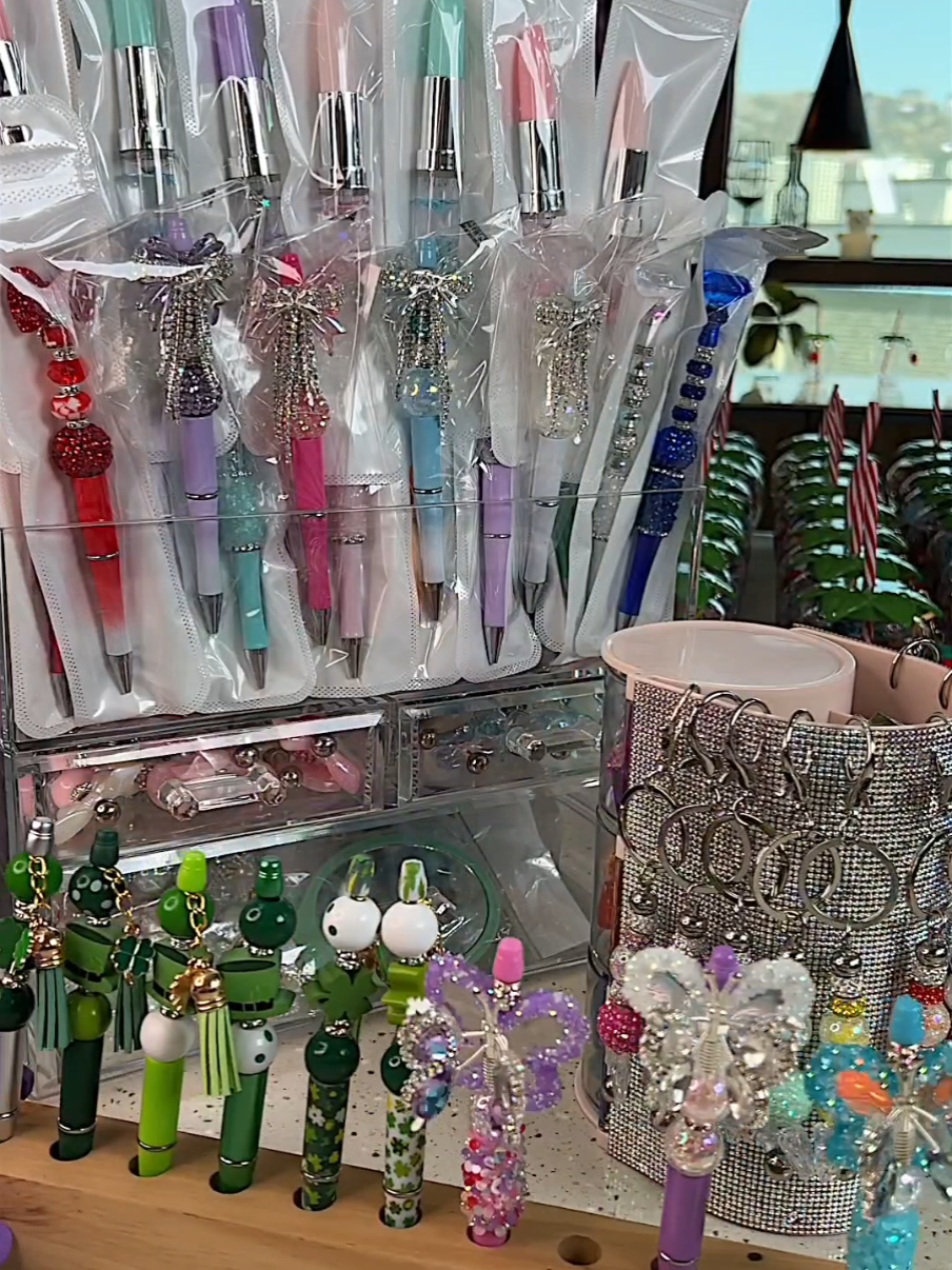 2달동안 만든 악세서리 선물세트 대량생산🤩 네이버 딸기물통후기이벤트에 응모해주신분들 감사합니다🥰 요리채널에서 만든 솜사탕 탕후루 키트도 증정되었어요😉 더 좋은 이벤트로 또 찾아올께요! #청담언니 #요리하는메이크업아티스트 