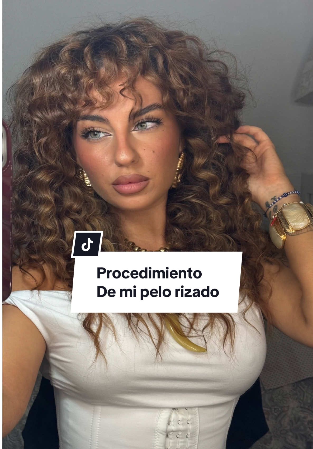 Todo lo que uso para mi pelo rizado. Gama Chroma Absolu @Kérastase  Tenacilla @babyliss  Espuma Giorgi o volumen de @Wella Professionals  Gel definición @Revlon Professional  Laca volumen @Pantene Pro-V  #fyp #parati #hair #hairstyle #hairtransformation #curlyhair #curlyhairtutorial 