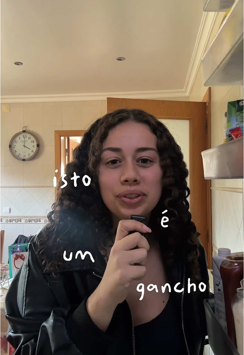 Ganchos visuais são elementos ou movimentos estratégicos no início de um vídeo que capturam a atenção - fazendo com que a pessoa pare de dar scroll e interesse pelo conteudo 👀 Eles funcionam tipo um 