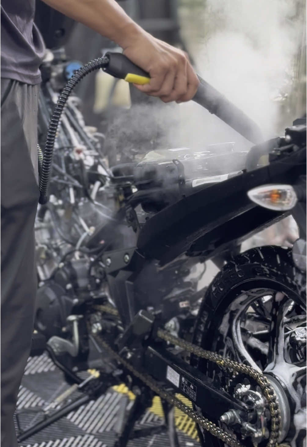 Motor baru kena banjir kita kasi clean balik.. terima kasih support hasil kerja kami.. #stdetailingjb #detailingjohorbahru #detailingjohor #bikespajb #bikewashjb #bikedetailingjb #lc135 #lcv8 