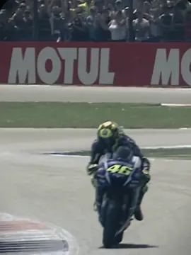 Valentino Rossi adalah seorang pembalap motor asal Italia yang dianggap sebagai salah satu legenda dalam dunia balap MotoGP. Lahir pada (16 Februari 1979) di Urbino, Italia, Rossi dikenal dengan gaya balap agresif, kemampuannya yang luar biasa, dan kepribadiannya yang karismatik. Ia memulai karirnya di kelas 125cc dan kemudian meraih kesuksesan di berbagai kelas, termasuk 250cc, 500cc, dan MotoGP. Rossi memenangkan tujuh gelar juara dunia di kelas utama (MotoGP) dan menjadi salah satu pembalap paling ikonik dalam sejarah balap motor.                               #valentino #valentinorossi #motogp #motogpedit #legend 