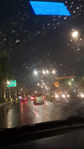 Gak ada yang ngalahin syahdunya suasana hujan di kampung halaman. Suasana Hujan di Simpang Lima Gumul - Kediri.