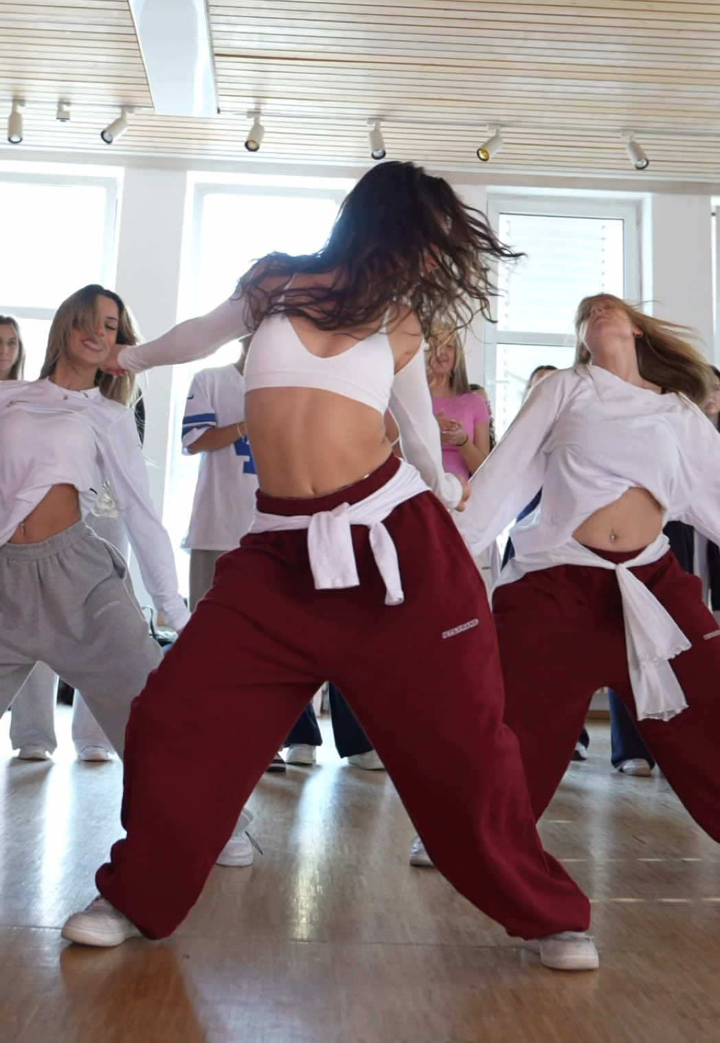 beginner reggaeton workshop 🤌🏽 dancing with @loriin_xx & @fiona.ceciliaa, video by @shots.bydami 
