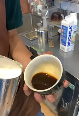 silau dikit #baristalife #pointcoffee #baristaproblems #latteart #indomaret 