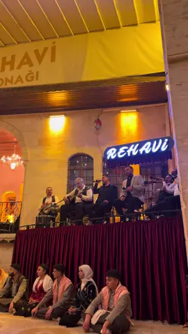 “Ne mikrofona gerek var, ne sahneye… Saz elde, söz yürekten, ayak yere vura vura döner bu oyun. Urfa’nın ateşiyle pişmiş bir muhabbet bu; ne sadece dans, ne sadece müzik… Bir milletin yüreği, bir sofranın gölgesi, bir gecenin özüdür bu…” #RehaviKonağı #UrfaEzgisi #SıraGecesiRuhu #HalkınOyunudur #YürektenYüreğe