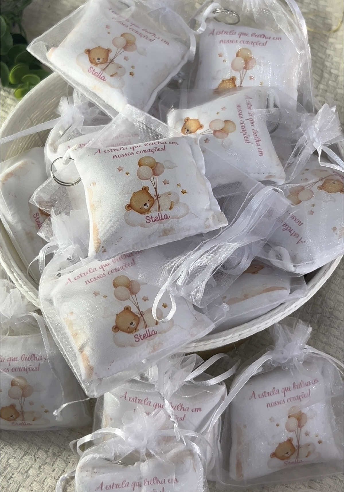 Lembrança de Maternidade 🧡 Nossos almochaveiros são delicados e transbordam carinho em cada detalhe ✨ . .. . . . #creatorsearchinsights  #maternidade  #lembrancinhaspersonalizadas  #lembrancasdematernidade #campinassp 