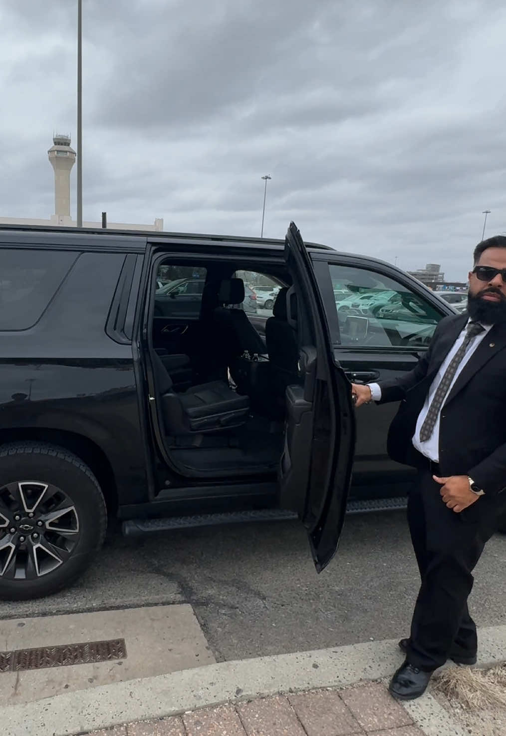 POV: This is your pick-up at the airport #blacklane #chauffeurservice #chauffeur #luxurylife 
