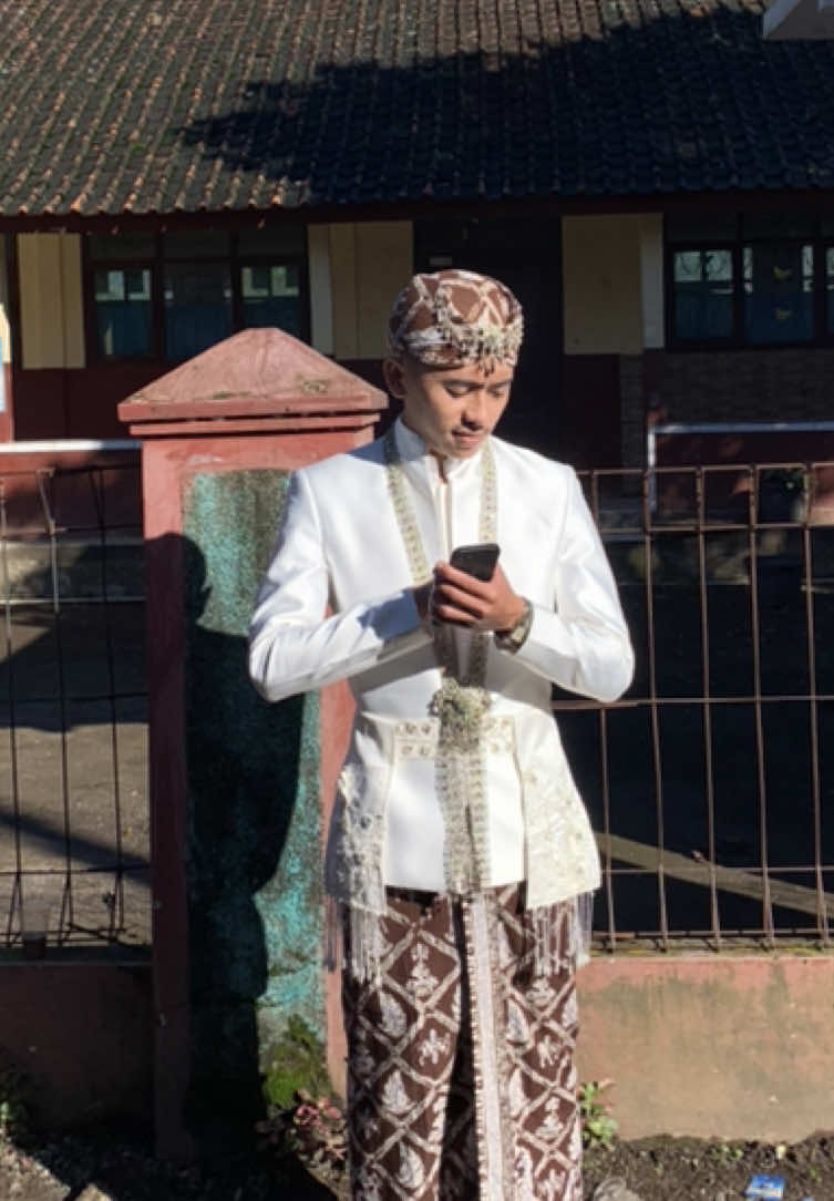 Alhamdulillah setelah penantian dan kesabaran ini, berjodoh dengan cinta pertama sejak Tk🥹😍@tweetypie 𝜗𝜚 ࣪˖ ִ𐙚 💍 #nikahan #sunda #cintaterakhirku #foryoupage #hajatan #nikahansunda 