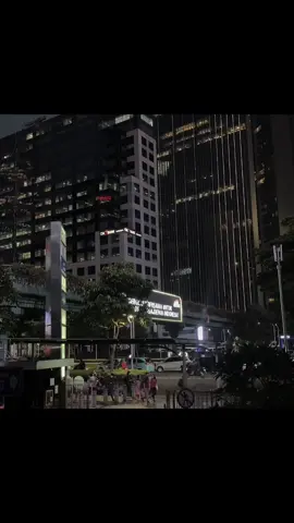 terlalu berambisi mengejar keindahan samudra, hingga aku dibuat hancur oleh ombaknya.