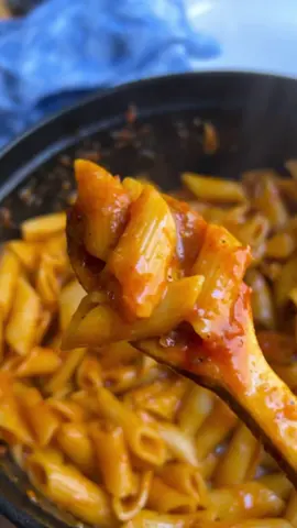 مقارون بصلصة الطماطم و الجناحتين ،بزاااف بنين  المقادير  مقارون @garrido.dz  جناحتين الدجاج  ثوم مهروس  ملعقة طماطم مصبرة  طماطم مفرومة  ملح  فلفل اسود  عكري  رند  الحار اختياري  وشهية طيبة