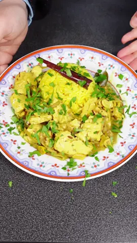 👇Curry de noix de cajou👇🇱🇰 Abonne-toi à @le.renard.et.les.raisins pour d’autres recettes super faciles ! Enregistre ce post pour réaliser la recette plus tard ✅ 100g de noix de cajou (je prends des cassées pour diminuer le coût) 300g de tofu frais, ferme ou semi-ferme 2 oignons émincés 4 gousses d’ail hachées 1 piment Quelques feuilles de curry ou de kaffir lime 1 petite cuillère à café chaque de : cumin, fenouil, curcuma, curry 4 gousses de cardamome 1 bâton de cannelle 1 boîte de lait de coco 1 cas de sauce soja salée 1 cac de vinaigre de cidre sans lait Sel, poivre Huile de coco ou huile de cuisson Pour servir, du riz aux épices et de la coriandre ou du persil Faites chauffer l’huile dans une casserole sur feu moyen, ajoutez les oignon, l’ail, le piment et les feuilles de curry. Faites cuire en remuant souvent pendant 3 à 5 minutes ou jusqu’à ce que l’oignon soit tendre. Ajoutez le cumin, les graines de fenouil, le curcuma, le curry et le sel, puis continuez de cuire encore 30 secondes ou jusqu’à ce que les épices dégagent un parfum. Ajoutez les gousses de cardamome, le bâton de cannelle, les noix de cajou, le tofu en morceaux et le lait de coco sauf 2 cas de crème de coco prélevée sur le dessus que vous réservez pour plus tard. Portez à ébullition, réduisez le feu et laissez mijoter pendant 10-12 minutes en remuant de temps en temps pour éviter que ça ne colle au fond, jusqu’à ce que la sauce réduise et enrobe les noix de cajou. Ajoutez la crème de coco, la sauce soja et le vinaigre et laissez cuire encore 5 minutes sur feu doux. Servez chaud avec du riz et des feuilles de coriandre ou de persil hachées. 🇱🇰 Le nom traditionnel de ce plat sri lankais est « Kaju Maluwa » (කජු මළුව en cingalais). C’est un plat festif que l’on cuisine et sert lors de grandes occasions, comme le nouvel an cingalais (avurudu) ou encore les mariages. Il est particulièrement apprécié pour sa saveur riche, crémeuse et pimentée. [ Recette facile rapide idée repas express simple pas cher bon plan cuisine dîner déjeuner à emporter curry mijoté plat en sauce sans gluten sans lactose sans lait sans œuf hack astuce végétarien végétalien vegan sans viande coco ]