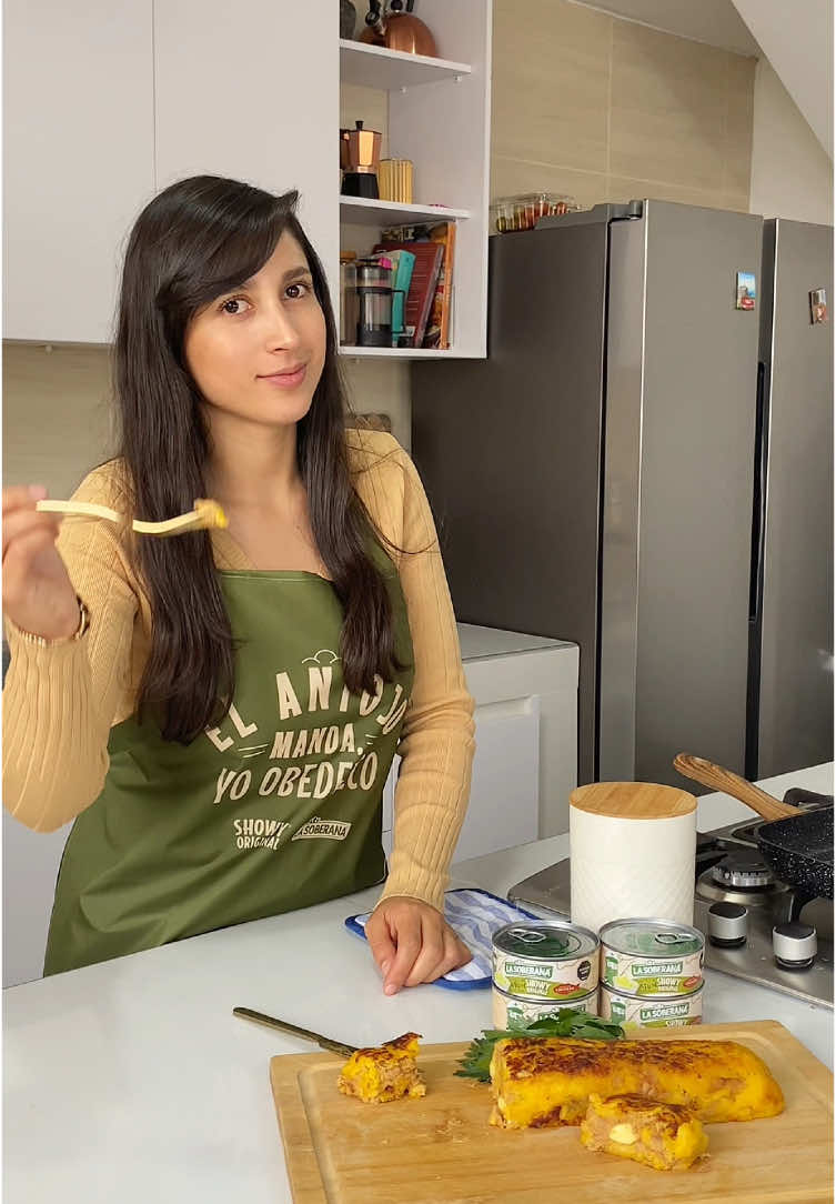 Rollo de plátano relleno de atún y queso 🤤❤️ Esta deliciosa receta la voy a preparar con Trozos de atún  @lasoberanacol con Salsa Showy Original de Zafrán @customculinary.andino Son deliciosos, tienen un sabor que tienen que probar. Lo puedes conseguir en:  Éxito  Carulla Ara  Euro  Jumbo  Súper inter  Aprovecha esta semana Santa y prepara tus mejores recetas con este Atún. Ingredientes: 2 plátanos maduros  2 latas de Trozos de Atún @lasoberanacol con Salsa Showy Original de Zafrán @customculinary.andino 100 gr de queso mozarella o doble crema  1 Cda. de mantequilla  #recetas  #delicioso #comida #lasoriginales #semanasanta  #Zafrán #ShowyOriginal #lasoberana #elantojoquenosabiasquetenias #tiktok 