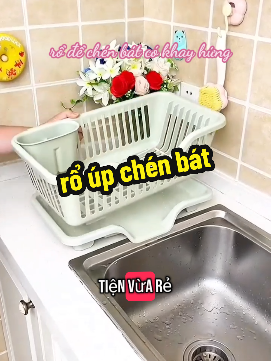 rổ úp chén bát có khay hứng nước trên bồn rửa bát #roupchenbat #roupchenbatcokhayxanuoc #kedechenbat #roupchenbatcokhaythoatnuoctienloi #giadungthongminh #hanggiadung #giadungtienich #tiemcuachang #changngoxaykenh 