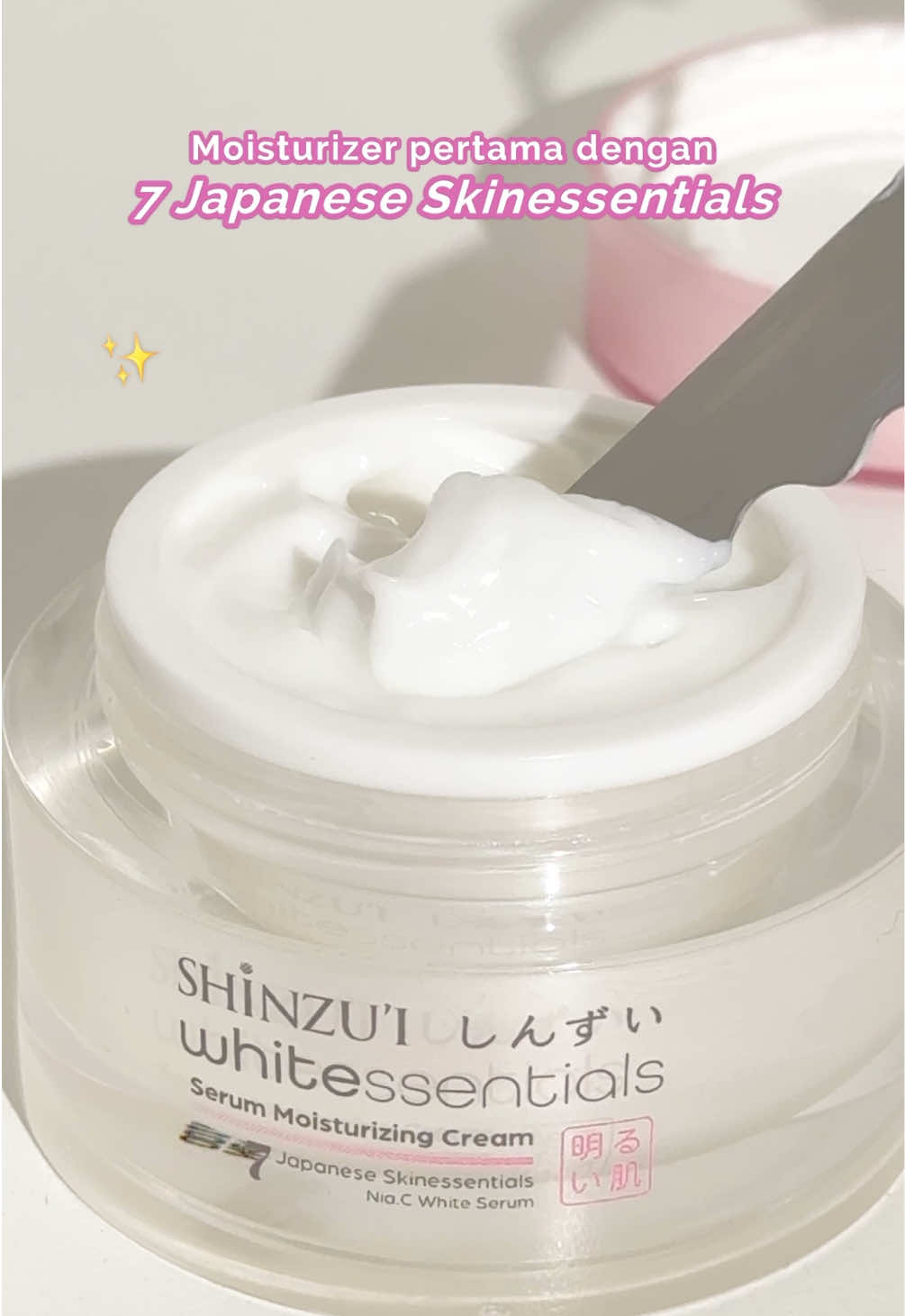Ganti moisturizer kamu pakai Shinzu’i Whitessentials Moisturizer sekarang! Karena mengandung Nia-C white serum dan 7 Japanese Skinessentials yang bikin kulit kamu cerah merata dan lembut seperti salju ✨ #shinzuisnowskin #7japaneseskinessentials #shinzuiwhitessentials #shinzui #shinzuiskincare 