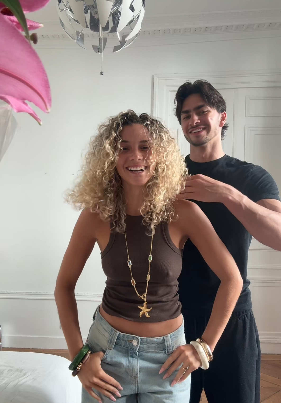 Publicité | Mon assistant coiffeur (aka @clovis) m’aide  retrouver mes boucles avec le FlexStyle de @Shark Beauty ! Résultat : volume, brillance et zéro dégâts 💨🧖🏼‍♀️✨ Je valide (depuis un moment) #SharkFlexStyle #VotreBeauté #ForAllHairKind 