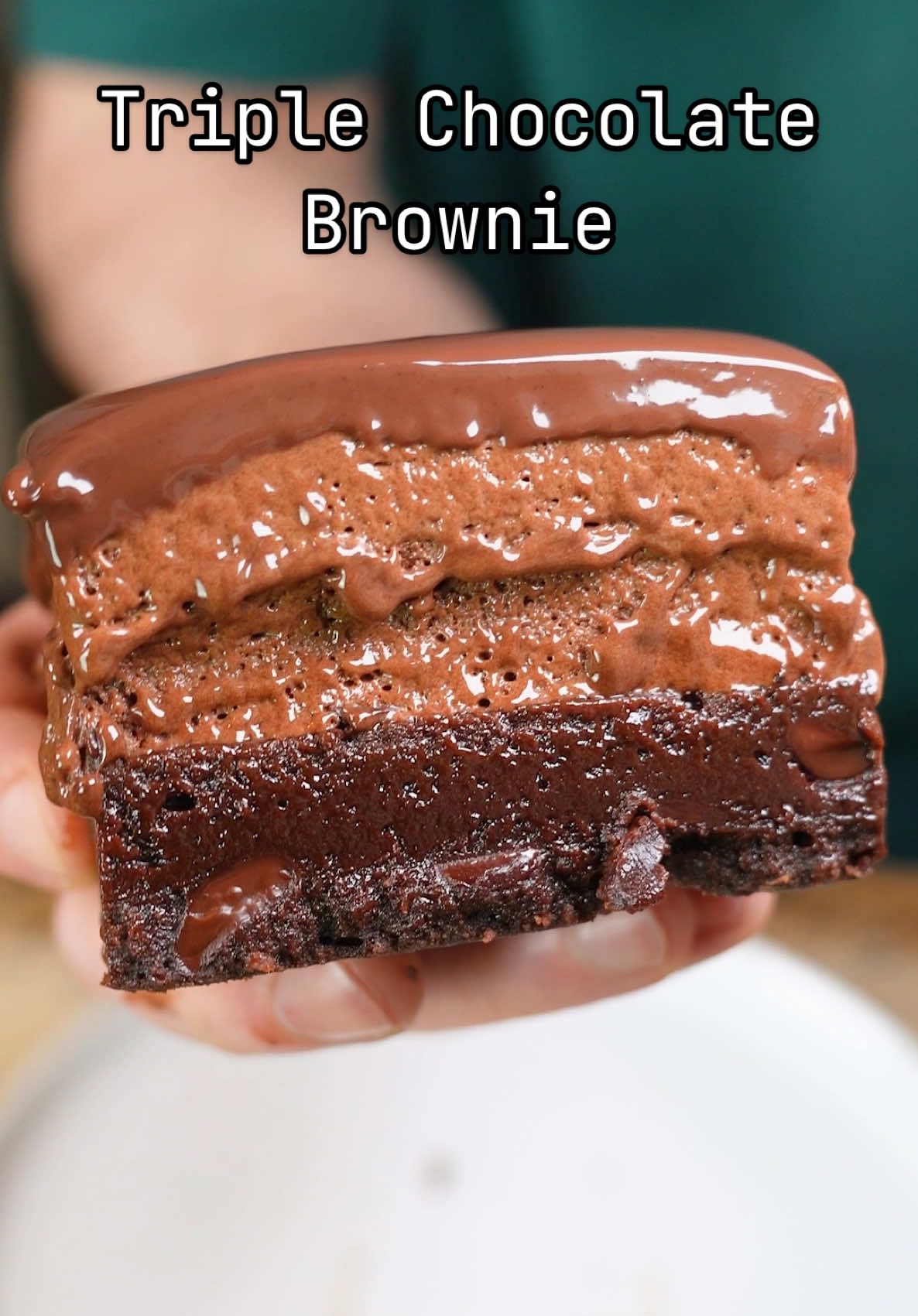 Triple Chocolate (Drogen) Brownie  Ja ich bin süchtig und glücklich. Wenn ich bis an mein Lebensende nur noch ein Dessert essen könnte, dann wäre es dieser Triple  Chocolate Brownie.  Drei Schichten mit verschiedenen Texturen und Geschmäckern. Der immense Glückshormonausstoß wird nach dem ersten Bissen schon deutlich spürbar.  Zum Brownie, Ganache und der Schokomousse habe ich jeweils ein genaues Rezept in den vorherigen Videos. Ganache Zutaten: 250 Sahne 200 Dunkle Schokolade  Sahne erhitzen und mit der gehackten dunklen Schokolade verrühren. Kurz abkühlen lassen und dann auf die Schokomousse geben. Bevor ihr die Mousse au chocolat auf den Brownie gebt, sollte der Brownie abgekühlt sein. Brownie mit Schoko-Mousse für eine Stunde in den Kühlschrank stellen. Danach die Ganache darüber gießen. #brownie #moussecake 