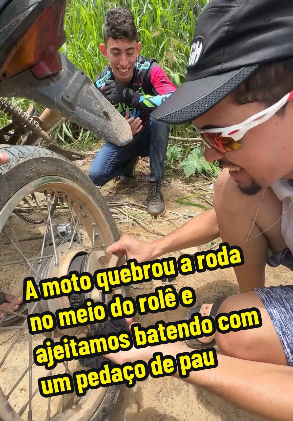 A roda da moto quebrou, e ajeitamos com um pedaço de pau🔥