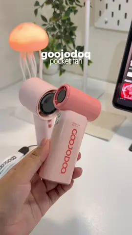 SAME na 9m/s ang WIND SPEED anddd mas mura din to 🤩 PEROOO BAT NGAYON MO LANG TO NILABAS GOOJODOQ?! 😤 #minifan #pocketsizefan #handheldfan #turbofan #goojodoq #goojodoqminifan #goojodoqph #highspeedfan #portablefan #compactfan @GOOJODOQ.STORE.PH 