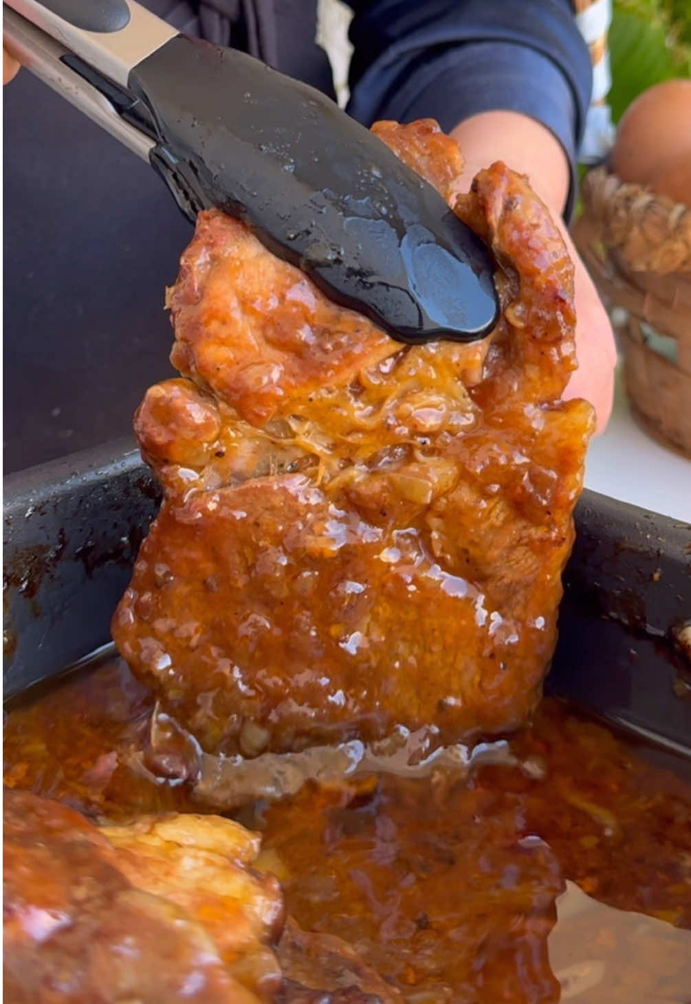 *Prosty sposób na mięso, które rozpływa się w ustach – idealne, by uczynić wielkanocny stół naprawdę wyjątkowym.* 🐣 Składniki: – 1,5 kg karkówki lub łopatki – sól, pieprz – odrobina skrobi ziemniaczanej – tłuszcz do smażenia – 1 duża cebula – kilka suszonych grzybów leśnych – 3 łyżki keczupu lub koncentratu pomidorowego – przyprawy według uznania: pieprz, ziele angielskie, jałowiec, papryczka chili, kminek (opcjonalnie) – 350 ml coli – 1 litr wywaru (bulionu) Wszystko razem przełóż do frytkownicy beztłuszczowej *COSORI Dual Blaze TwinFry* i piecz przez ok. 1 godzinę w 155°C. Efekt? Kruche, aromatyczne mięso, które dosłownie rozpływa się w ustach! Od 9 do 30 kwietnia skorzystaj z 15% zniżki na model COSORI Dual Blaze TwinFry. ➡️ https://cosoripolska.pl/22-wielkanoc-2025 #karkówka #mięso #obiad #obiadydomowe #wielkanoc #cosoripolska #WielkanocneGotowanie #cosoridualblazetwinfry #przepisnawielkanoc #świątecznyobiad #przepis #przepisy #jedzenie #gotowanie 