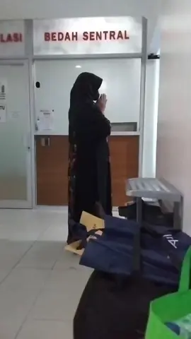 Seorang ibu yang rela menunggu beberapa jam di depan pintu ruang bedah Sambil terus berdo'a untuk kelancaran operasi dan kesehatan putranya.  #doaibu #tulus #kasihsayangibu 