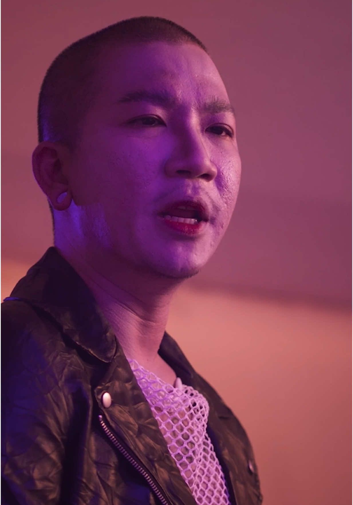 พบกับความหล่อของ #เด็กบาร์โฮสต์ นามว่า “แจ๊ส” ที่ทำงานเกี่ยวกับการบินมาก่อนใน #หลวงพี่แจ๊สโคตรซิ่ง 1 พฤษภาคมนี้รับวันแรงงานในโรงภาพยนตร์ #แจ๊สโคตรซิ่ง #บันเทิงtiktok #เรื่องนี้ต้องดู #คนไทยเป็นคนตลก #บาร์โฮส #บาร์โฮสกรุงเทพ🦖 #แจ๊สสปุ๊คนิคปาปิยองกุ๊กกุ๊ก #บอลเชิญยิ้ม #jspkk #แจ๊สชวนชื่น #songkran2025 