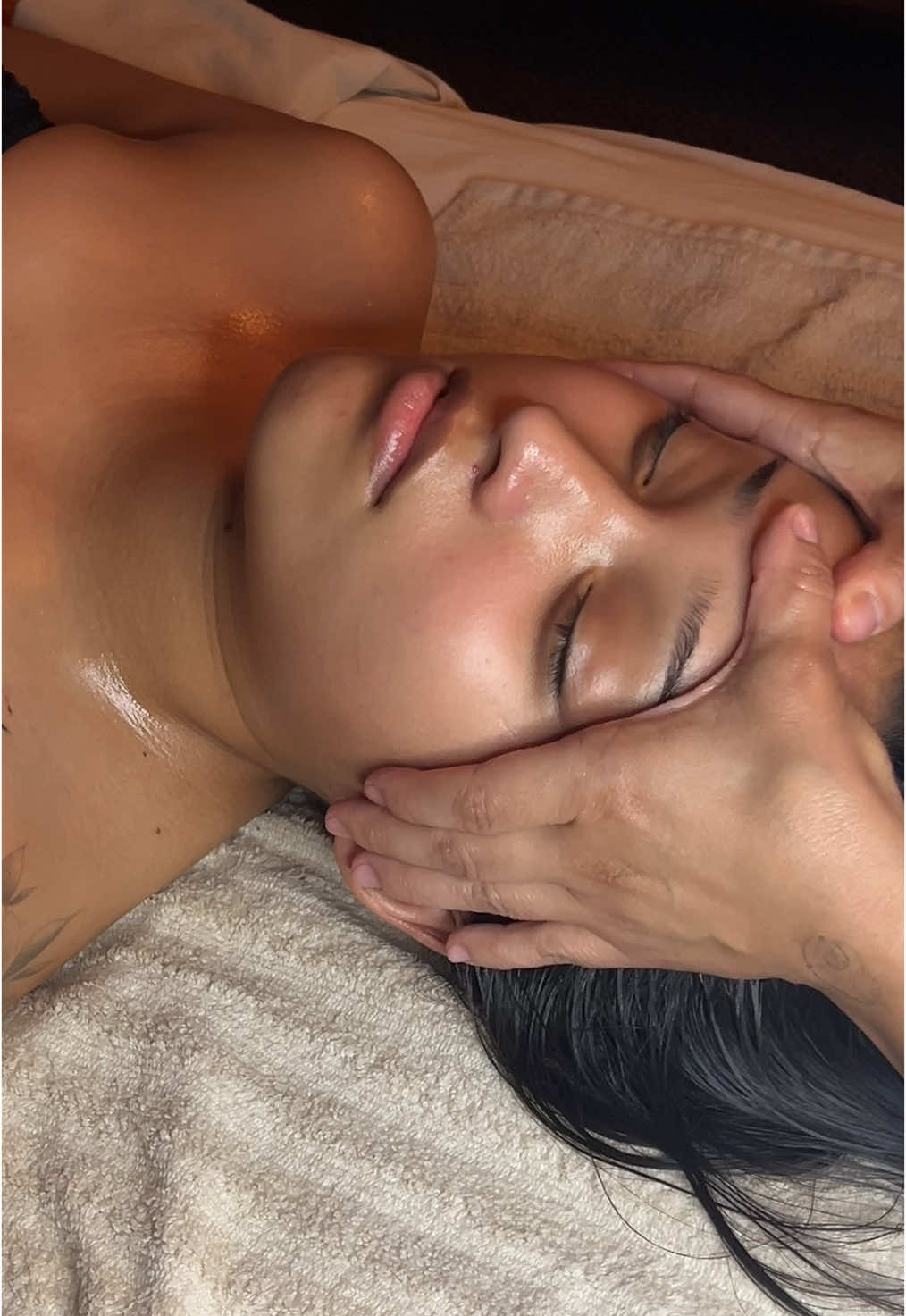 a moment of peace and pampering for the soul ✨ #facialmassage #serenity #peace #pampering #soul #facialist #relax 
