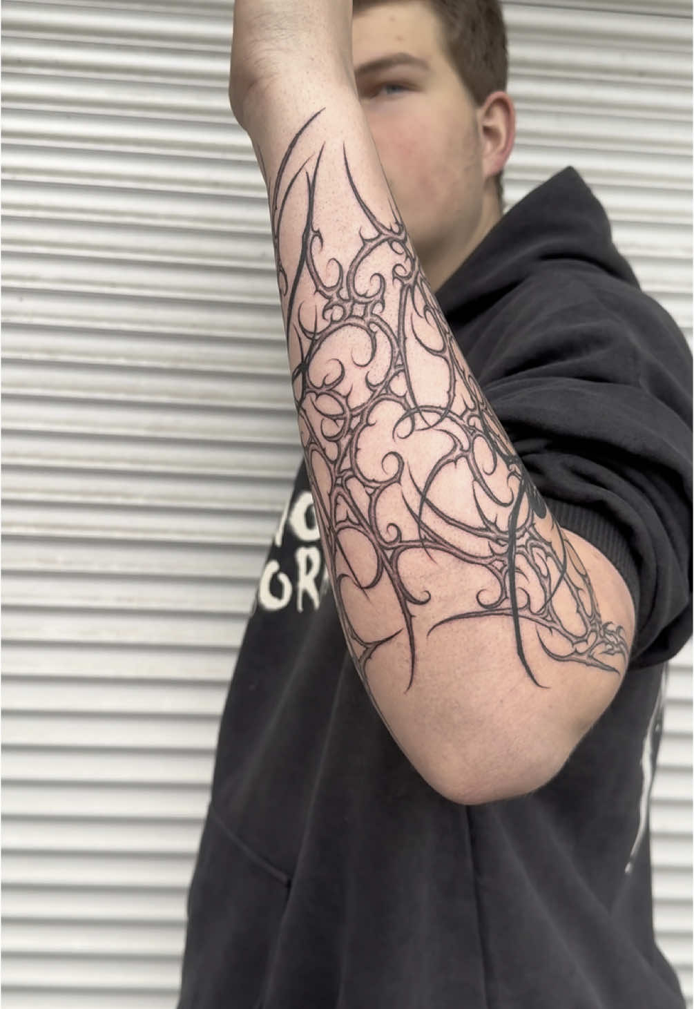 Przedramię zrobione w weekend, 2 sesje 🕷️🩷 zapisy oraz więcej na 📷:tribal_baby_ink #tattoo #with #me #tattoos #tattootiktok #tattooartist #ink #tribal #cybersigilism #fyp #dc 