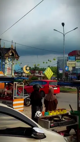 cuaca lagi gak baik, semoga bukan pertanda apa². menurut narasumber kejadian tadi sore di sungai pinyuh mempawah kalimantan barat #anginkencang #putingbeliung #bencanaalam #cuacaburuk 