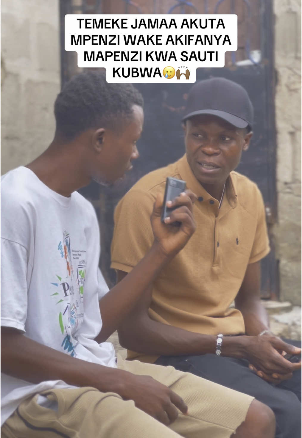 Juzi nilikuwa ndani ya Temeke, Kijana Moses alikuwa anaishi na mwanamke wake ndani ya miaka mitatu, Lakini baada wakiwa katikati ya ndoa yao, Mwanamke akashika Ujauzito lakini jamaa anaamini kuwa ujauzito haukuwa wake,  Jamaa alimlazimisha Mwanamke atoe lakini ilishindikana, Mwishowe mwanamke akaamua kuhama nyumba na kuishi na mwanaume mwingine , Leo tukapata nafasi ya kwenda hadi anapoishi sasa hivi huyo mwanamke tukasikia sauti za watu wakila rahaa zao ndani 🙌🏾🙌🏾  Hii video tayari nimekuwekea YouTube kwenye account ya MONSULY  Hakikisha kama unataka Kumiliki Ardhi yako au kununua Nyumba, Hakikisha unatembelea page yetu ya @barcelonarealestate_  Tunauza Nyumba za kisasa kuanzia 200M hadi 1B  Pia tunauza viwanja vilivyopimwa na kufhamika na Manispaa  Tupigie no  +255 714 240 500 +255 750 300  300