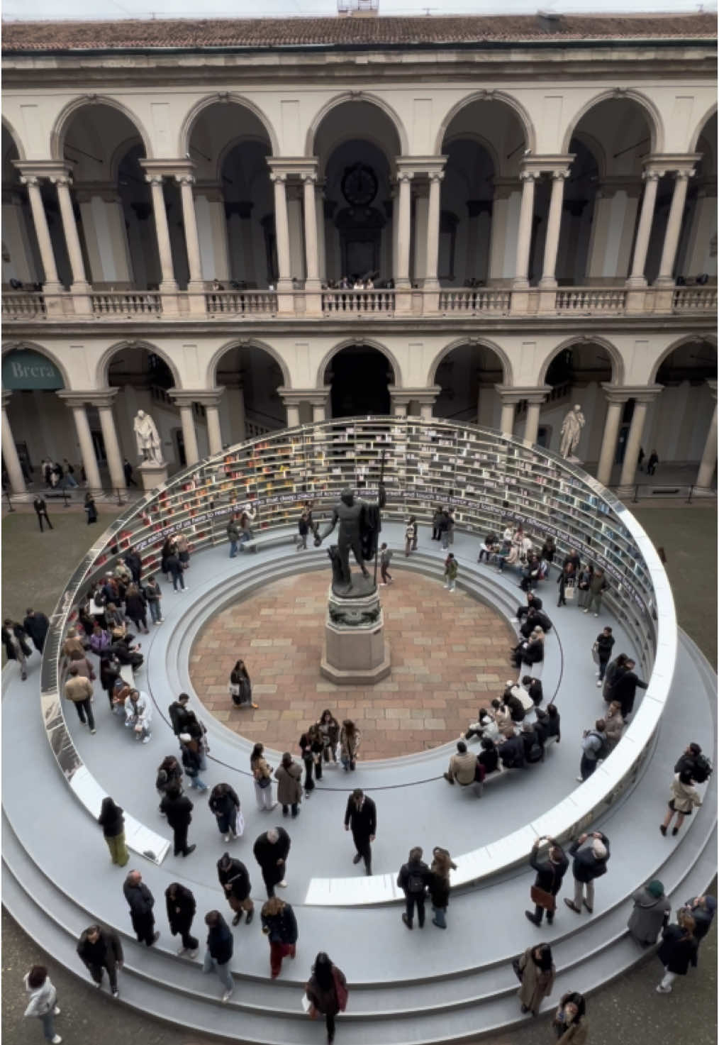 Durante la Milano Design Week 2025, il Cortile d’Onore della Pinacoteca di Brera ospita la straordinaria installazione “Library of Light” di Es Devlin.   Immagina una scultura circolare di 18 metri di diametro, con scaffali luminosi che custodiscono oltre 2.000 volumi selezionati da Feltrinelli. Un’esperienza immersiva dove design, arte e letteratura si fondono, ispirata dalle parole di Umberto Eco: “I libri sono la bussola della mente, indicano innumerevoli mondi ancora da esplorare”.   Non perderti questa magia! 📍 Cortile d’Onore, Pinacoteca di Brera 📅 7-21 aprile 2025 ⏰ 9:00 - 21:00 🎟️ Ingresso libero . . #Fu#Fuorisalone2025i#MilanoDesignWeeke#designweeku#fuorisalonei#milanoi#visitmilane#DesignLoversa#palazzir#brerar#breramilanoe#feltrinelli