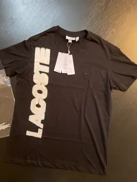 Estilo e sofisticação em cada detalhe! Esta camiseta preta da Lacoste, feita na luxuosa malha egípcia, oferece conforto incomparável e um caimento impecável. Perfeita para quem busca elegância e versatilidade no dia a dia. 🔥 ✅| Disponível na Laveste Imports! Garanta a sua agora! #lavesteimports #lacoste #lacostebrasil #poloshirtlacoste