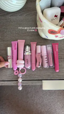 your coming home with me 🫧🩷🩰🎀🪽 #pinkgloss #pinklipgloss #makeup #makeuptok #lipgloss #girlygirl #girlythings 