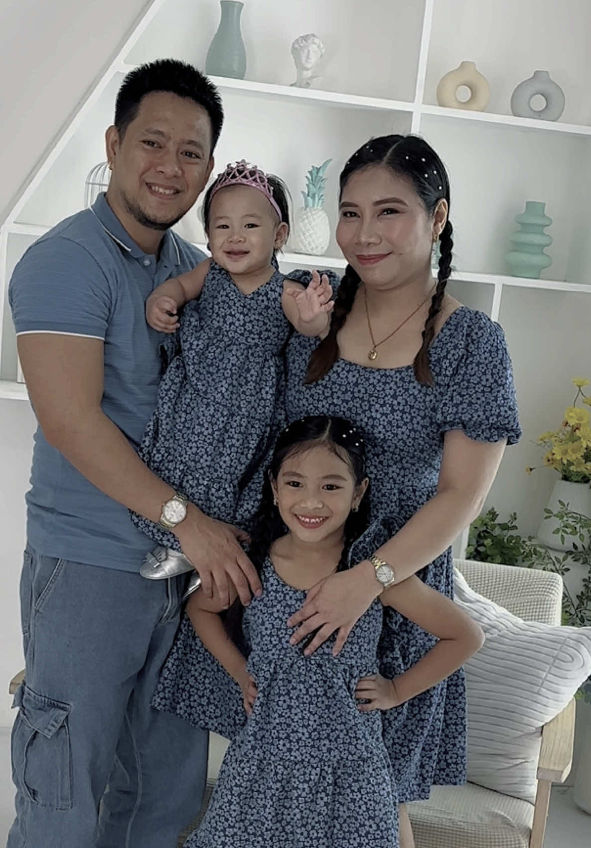 Family Photoshoot 📷 Playgroundphoto #photography #photoshoot #behindthescenes #family #pose #fashion #modelling #tiktok #trending 